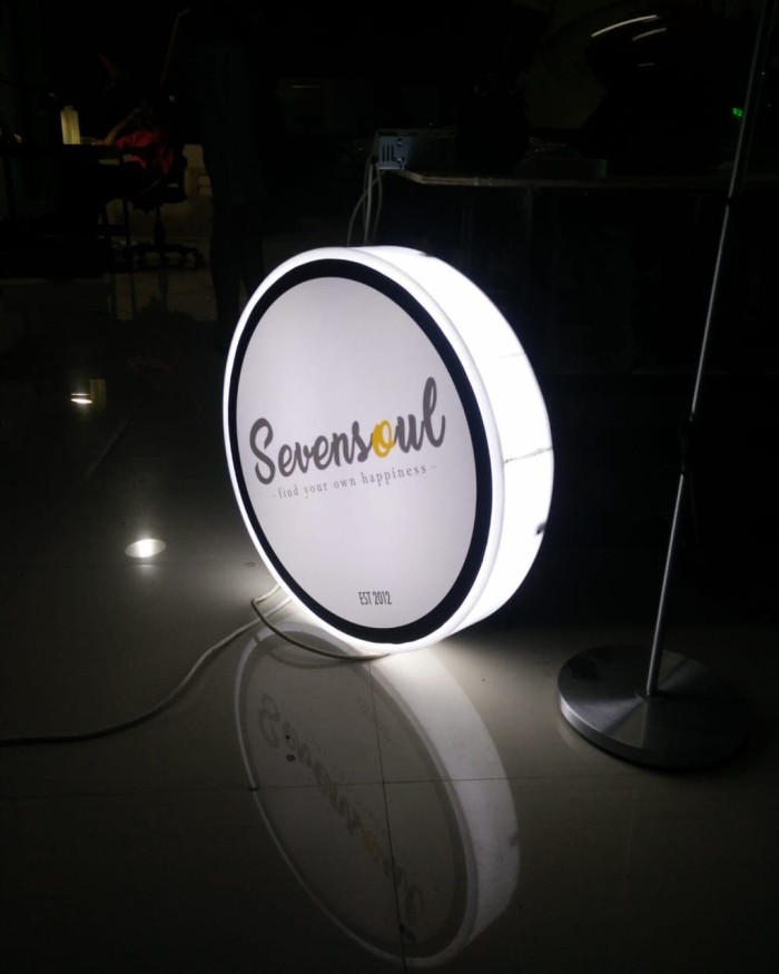 Neon Box Laysander 1